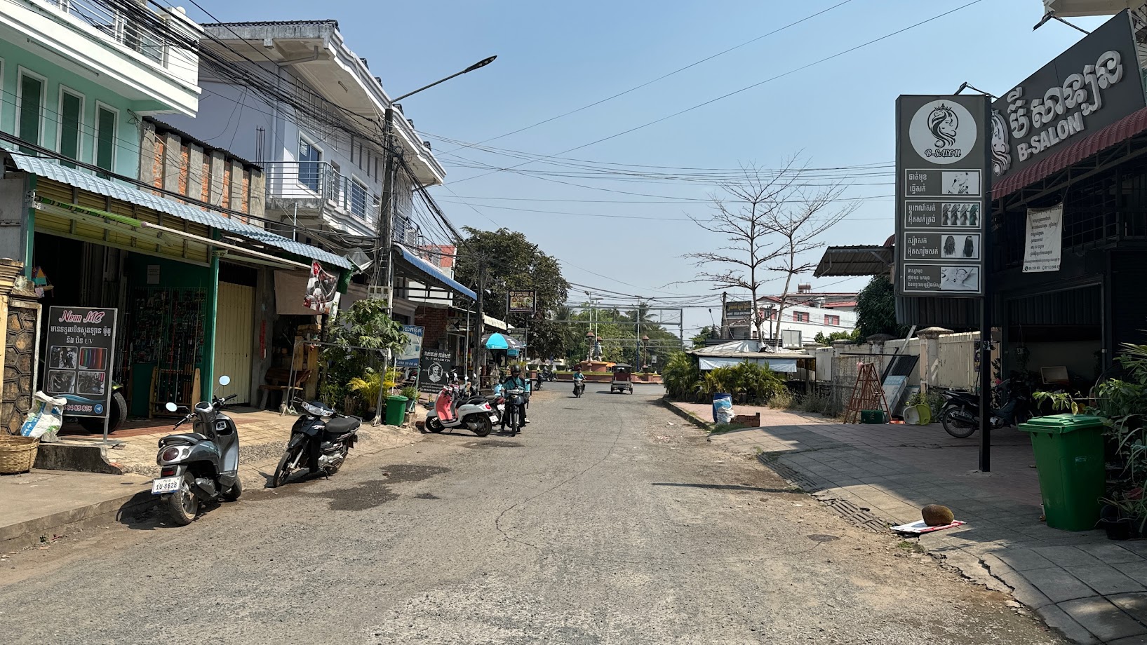 屋外, 建物, 道路, ストリート が含まれている画像自動的に生成された説明