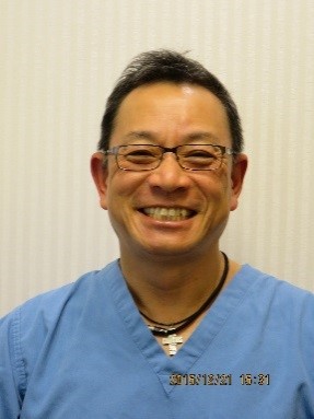 宇田川　宏孝　１９８４年　北海道大学　歯学部卒
<br />２０１０年　USC（南カリフォルニア大学）准大学院卒
<br />２０１２年　医療法人社団　スマイルプラス設立
<br />２０１２年　UCLA-歯学部主宰ジャパンプログラム初代チェアマン
<br />２０１２年　学術団体JAED（現JAID）初代会長
<br />２０１４年　ＩＣＯＩ Diplomate(指導医）取得
<br />２０１５年　スタディーグループN-1会　最高顧問　
<br />日本抗加齢医学会　専門医、　　  日本口腔インプラント学会専門医
<br />厚労省認定　臨床研修指導歯科医
<br />●（学術実績）
<br />２０１６、１７、１９年　日本口腔インプラント学会　　口演発表
<br />２０１７年　 ICOI　日本支部学術大会　　  口演発表優秀賞受賞
<br />
<br />