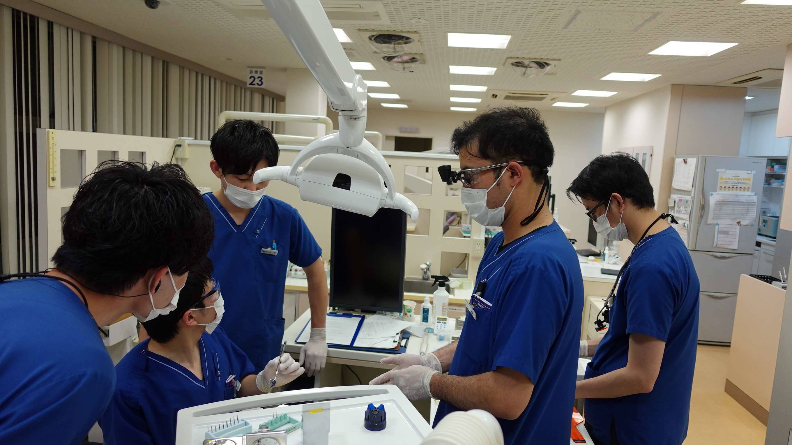 【DR研修】
院長や先輩研修医のデモと患者役への
研修医自身の処置実践を週1回定期的に実施。