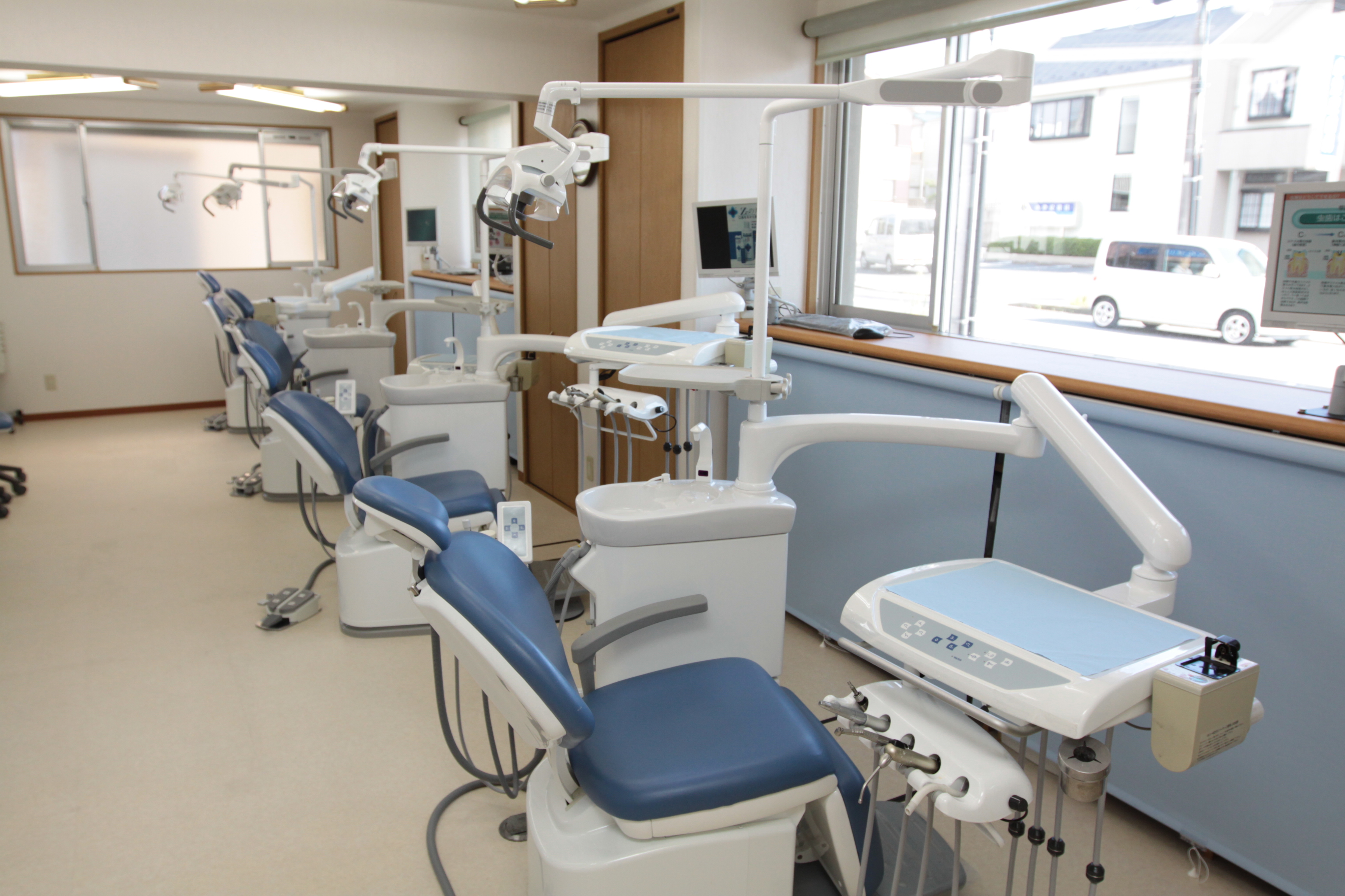診療室：6台ヨシダ製ユニット／各ユニットにモニターとLAN接続／患者データ-デジタル式で保存